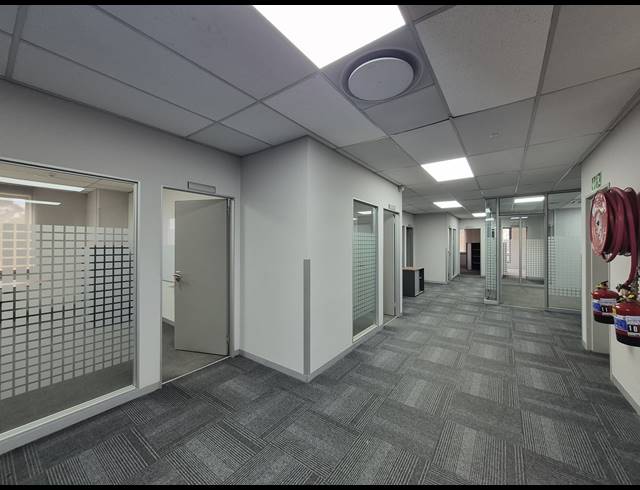 6,233M² OFFICE FOR SALE IN HYDE PARK